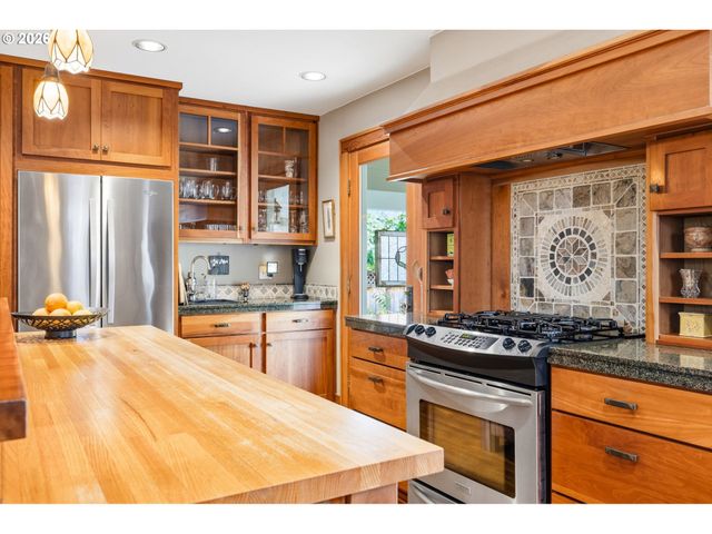 2747 Ne SCHUYLER St, Portland, OR 97212