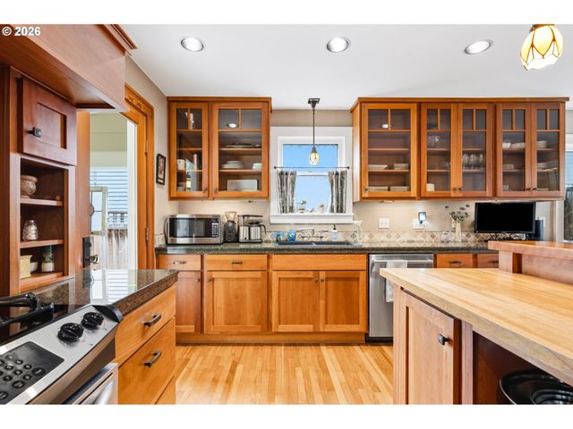 2747 Ne SCHUYLER St, Portland, OR 97212