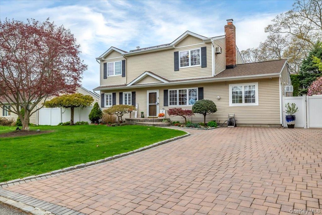 28 Cherokee Avenue, West Islip, NY 11795