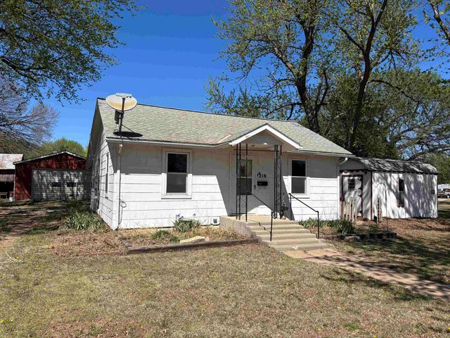 216 E 8th St, Harper, KS 67058