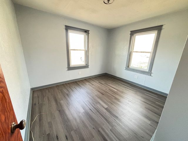 216 E 8th St, Harper, KS 67058