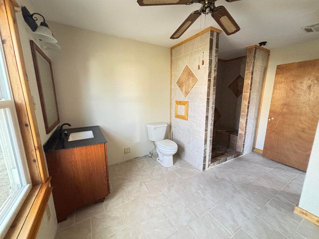 216 E 8th St, Harper, KS 67058