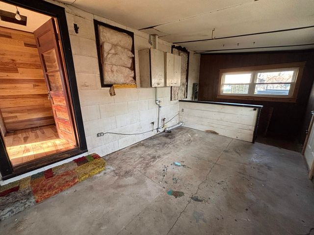 216 E 8th St, Harper, KS 67058