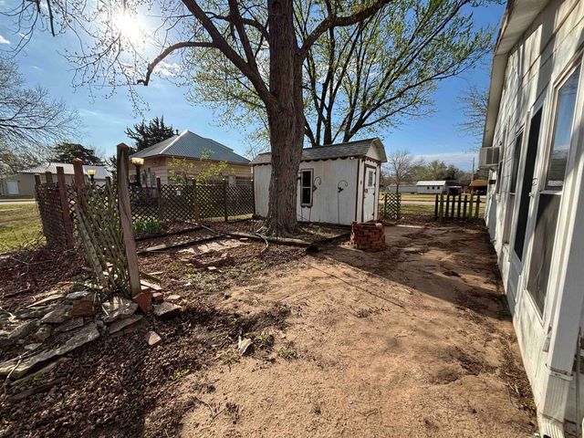 216 E 8th St, Harper, KS 67058