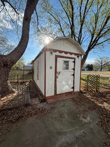 216 E 8th St, Harper, KS 67058
