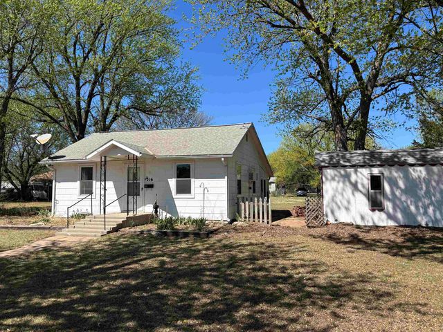 216 E 8th St, Harper, KS 67058
