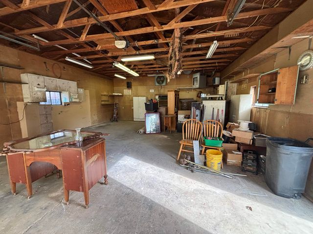 216 E 8th St, Harper, KS 67058