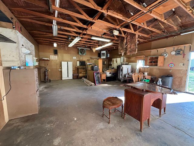 216 E 8th St, Harper, KS 67058