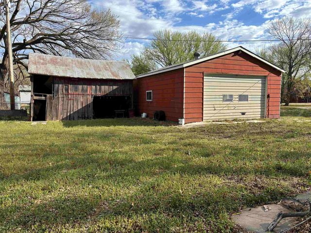 216 E 8th St, Harper, KS 67058