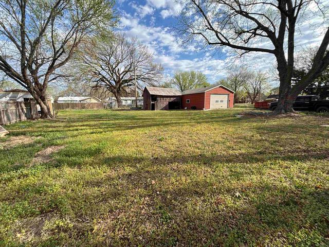 216 E 8th St, Harper, KS 67058