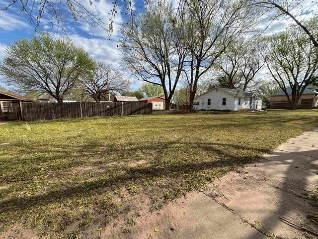 216 E 8th St, Harper, KS 67058