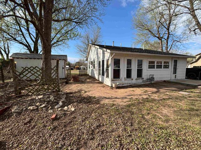 216 E 8th St, Harper, KS 67058
