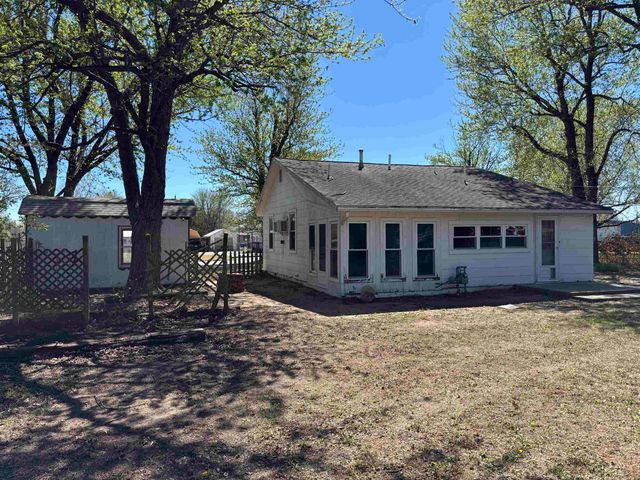 216 E 8th St, Harper, KS 67058
