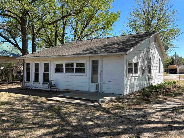 216 E 8th St, Harper, KS 67058