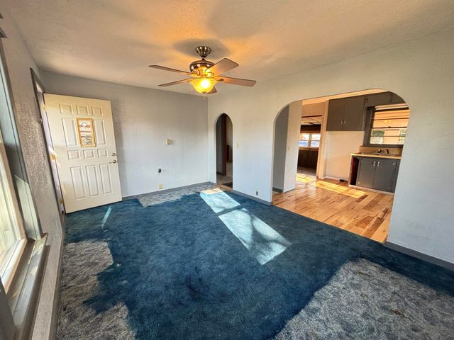 216 E 8th St, Harper, KS 67058