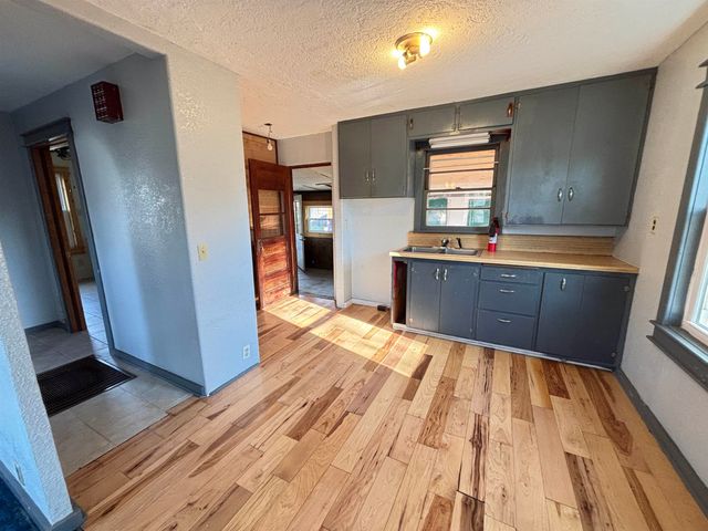 216 E 8th St, Harper, KS 67058