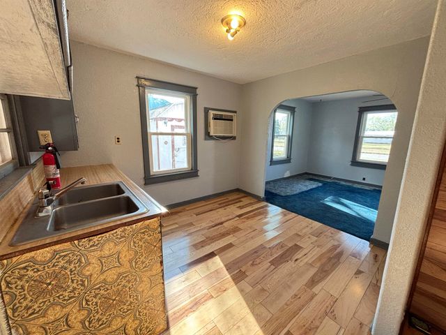 216 E 8th St, Harper, KS 67058