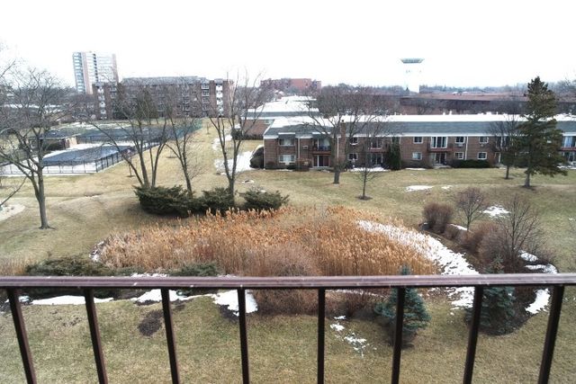 10353 Dearlove Road 5E, Glenview, IL 60025