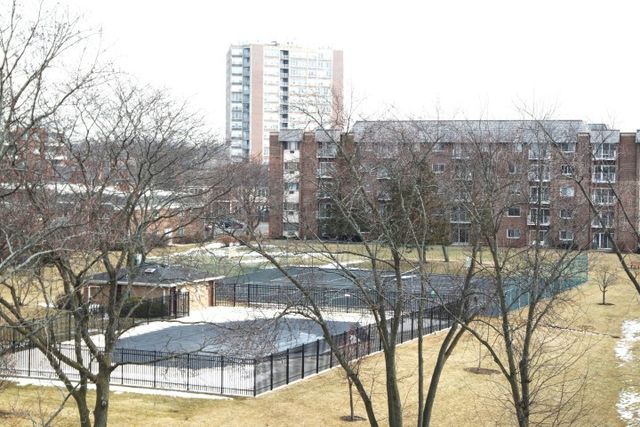 10353 Dearlove Road 5E, Glenview, IL 60025