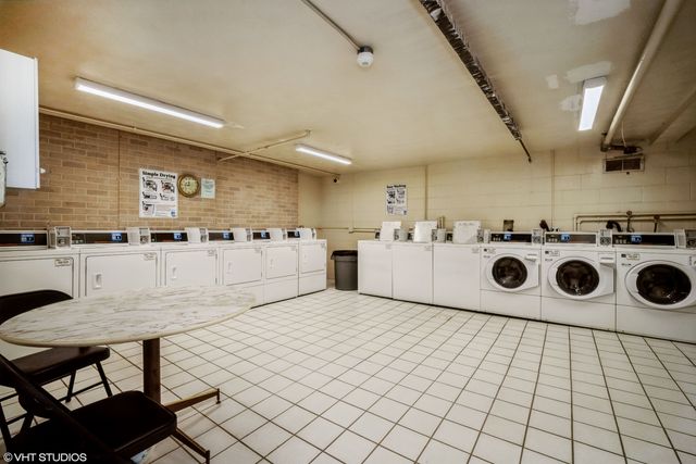 10353 Dearlove Road 5E, Glenview, IL 60025