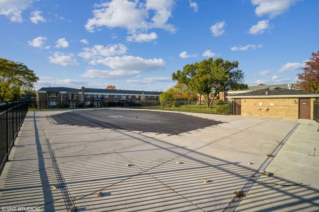 10353 Dearlove Road 5E, Glenview, IL 60025