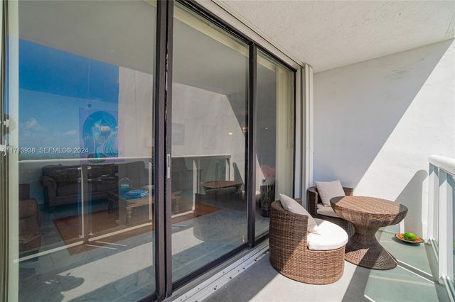 20515 E Country Club Drive 1048, Aventura, FL 33180