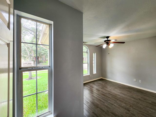 11902 White Water Bay Drive, Pearland, TX 77584