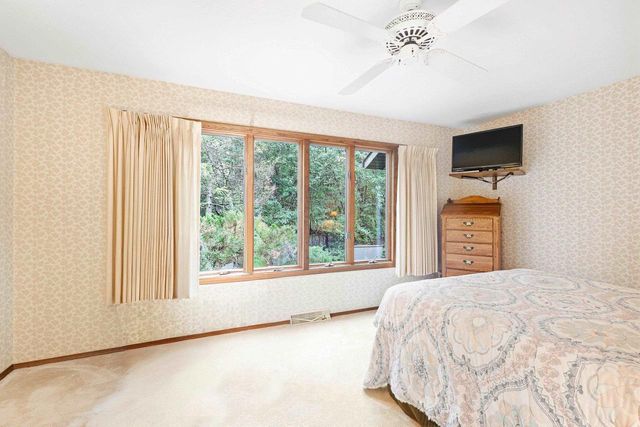 2098 SHAWNEE LANE, Oshkosh, WI 54901