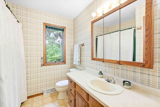 2098 SHAWNEE LANE, Oshkosh, WI 54901