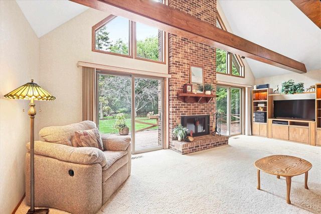 2098 SHAWNEE LANE, Oshkosh, WI 54901