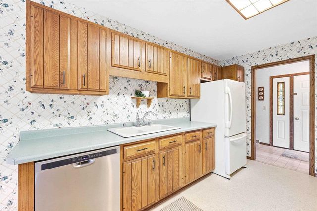 2098 SHAWNEE LANE, Oshkosh, WI 54901