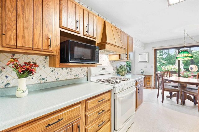 2098 SHAWNEE LANE, Oshkosh, WI 54901