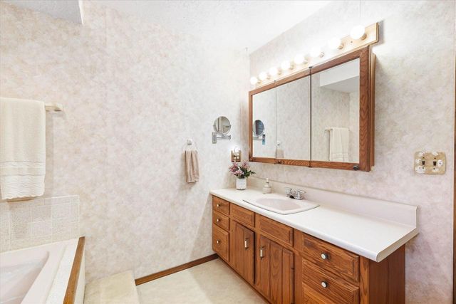 2098 SHAWNEE LANE, Oshkosh, WI 54901