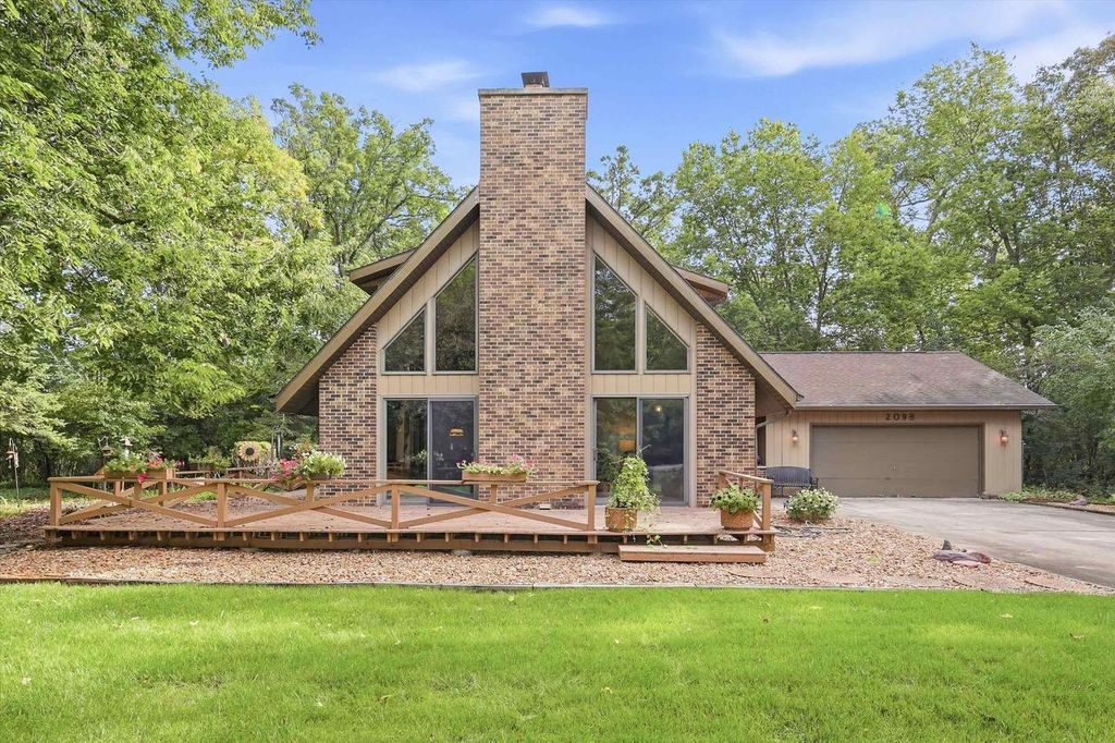 2098 SHAWNEE LANE, Oshkosh, WI 54901