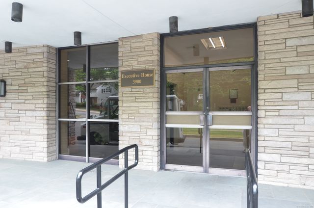 3900 Park Avenue 8p, Bridgeport, CT 06604