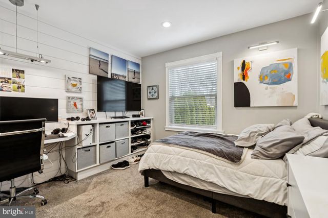 9 N LENOLA RD, Moorestown, NJ 08057