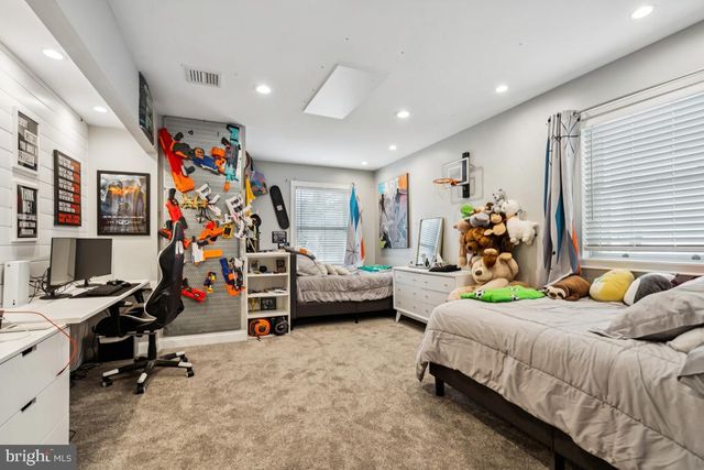 9 N LENOLA RD, Moorestown, NJ 08057