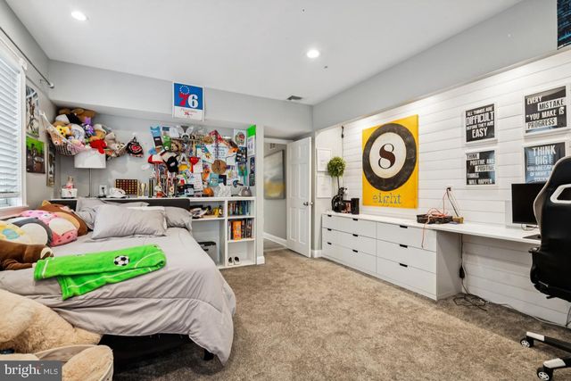 9 N LENOLA RD, Moorestown, NJ 08057