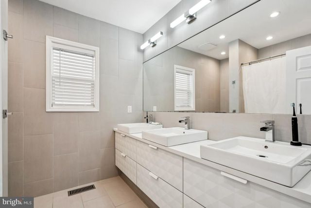 9 N LENOLA RD, Moorestown, NJ 08057