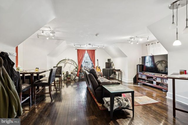 9 N LENOLA RD, Moorestown, NJ 08057