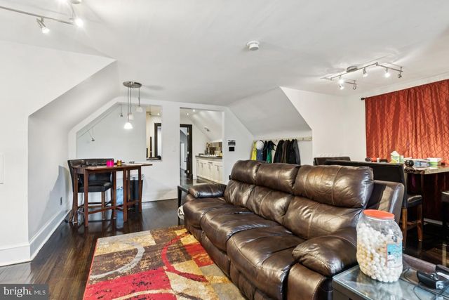 9 N LENOLA RD, Moorestown, NJ 08057