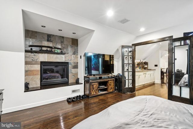 9 N LENOLA RD, Moorestown, NJ 08057