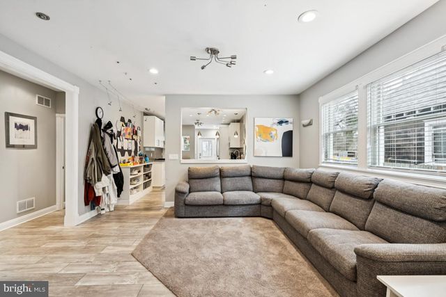 9 N LENOLA RD, Moorestown, NJ 08057