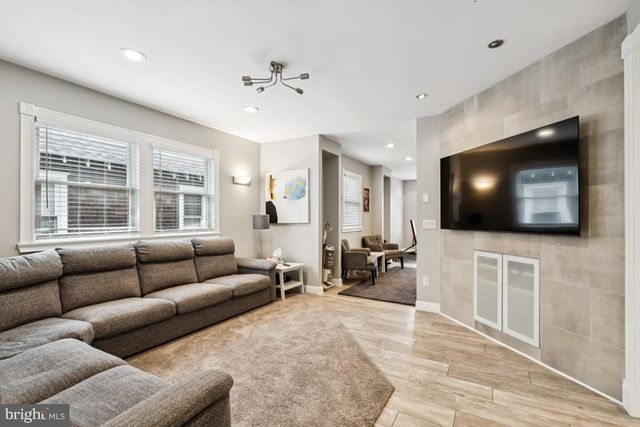 9 N LENOLA RD, Moorestown, NJ 08057