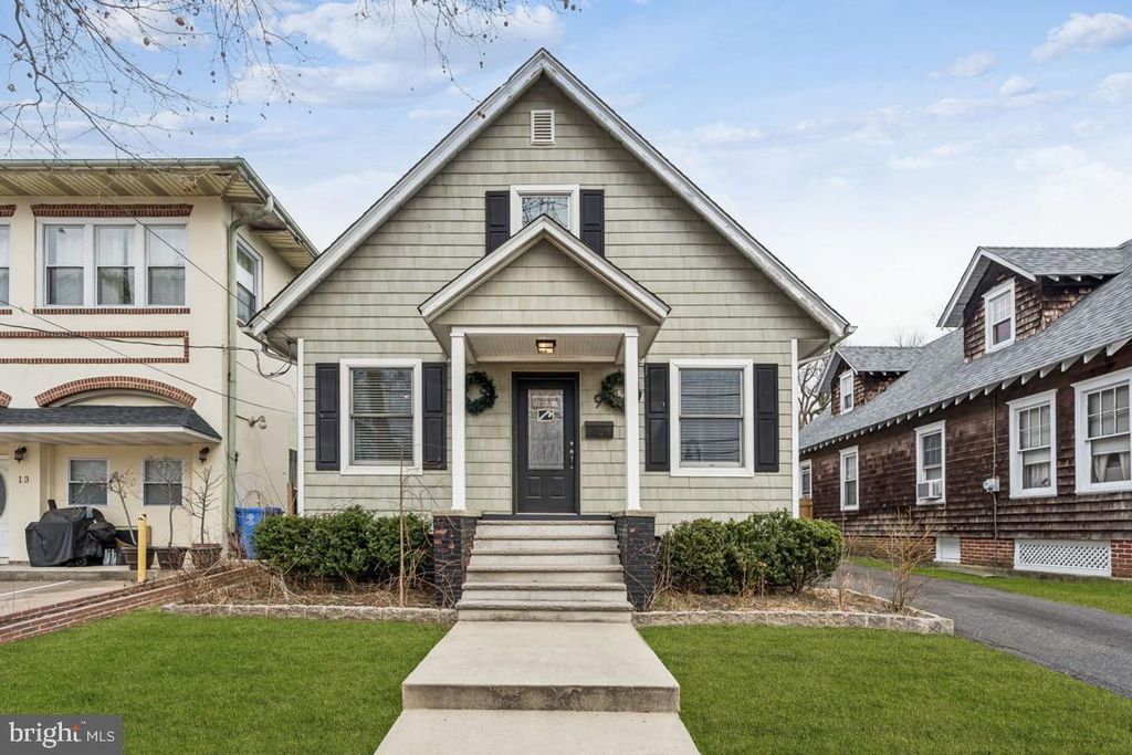 9 N LENOLA RD, Moorestown, NJ 08057