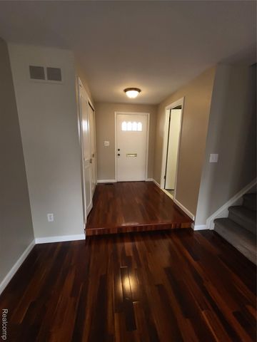 1504 Brentwood Drive 201, Troy, MI 48098