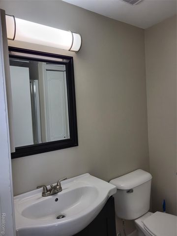 1504 Brentwood Drive 201, Troy, MI 48098