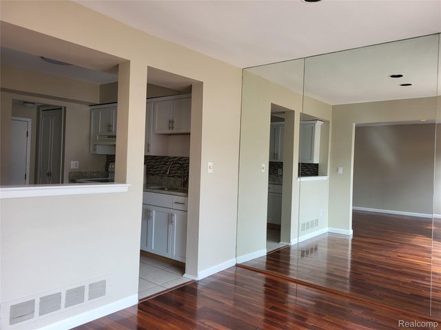 1504 Brentwood Drive 201, Troy, MI 48098