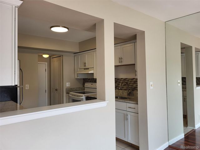 1504 Brentwood Drive 201, Troy, MI 48098
