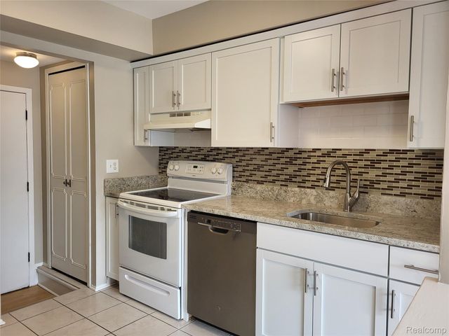 1504 Brentwood Drive 201, Troy, MI 48098